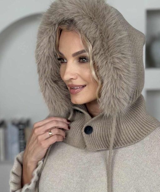 Kepurė-gaubtas su kailiu, kapučino spalva