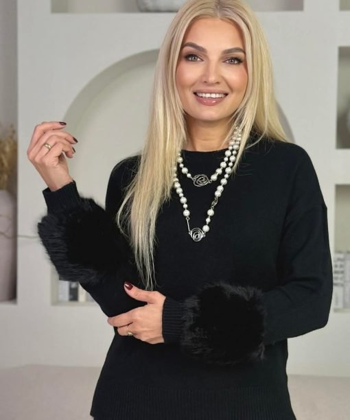 Megztinis su kailiuku ant rankovės, juoda spalva