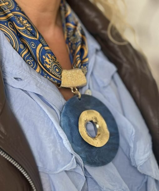 Kaklo papuošalas "Žiedas su skarele”, tamsiai mėlyna spalva